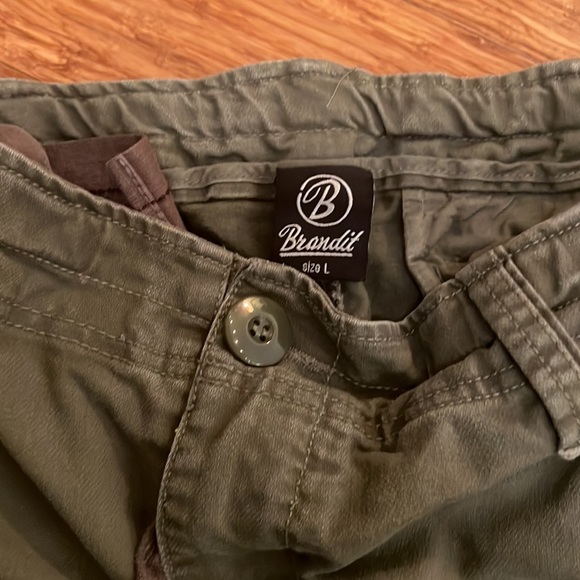 Army green cargo shorts - Picture 2 of 3